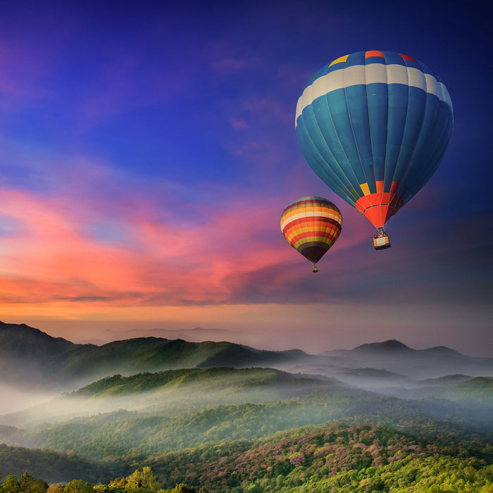 Heißluftballons in den Alpen, Glasbild Quadratisch