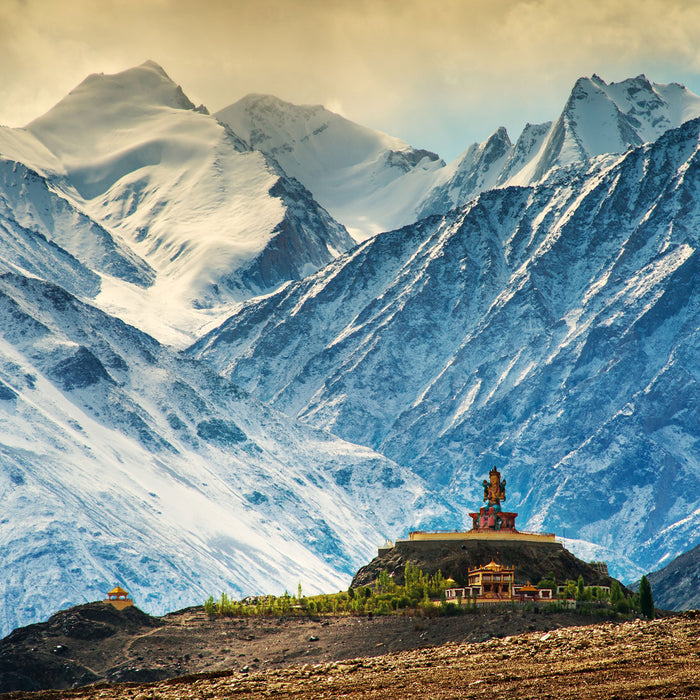 Tempel an Bergen in Tibet, Glasbild Quadratisch