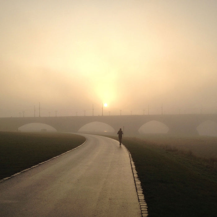 Laufen im Morgengrauen, Glasbild Quadratisch