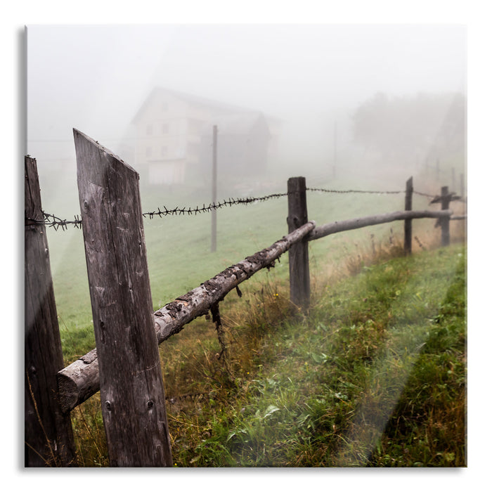 Holzzaun auf Wiese, Glasbild Quadratisch