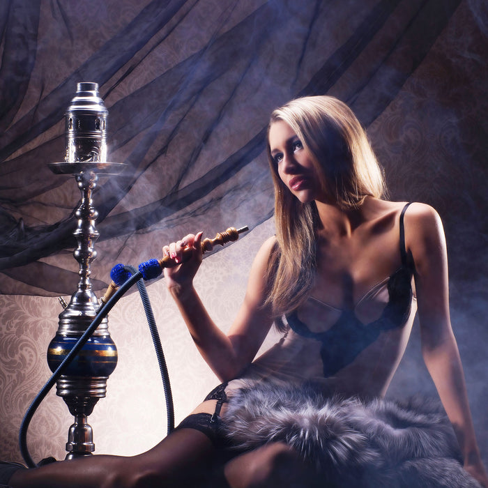 Schöne Frau mit Shisha, Glasbild Quadratisch