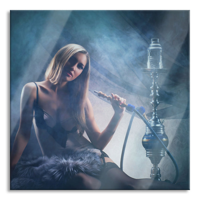 Frau mit Shisha im Nebel, Glasbild Quadratisch