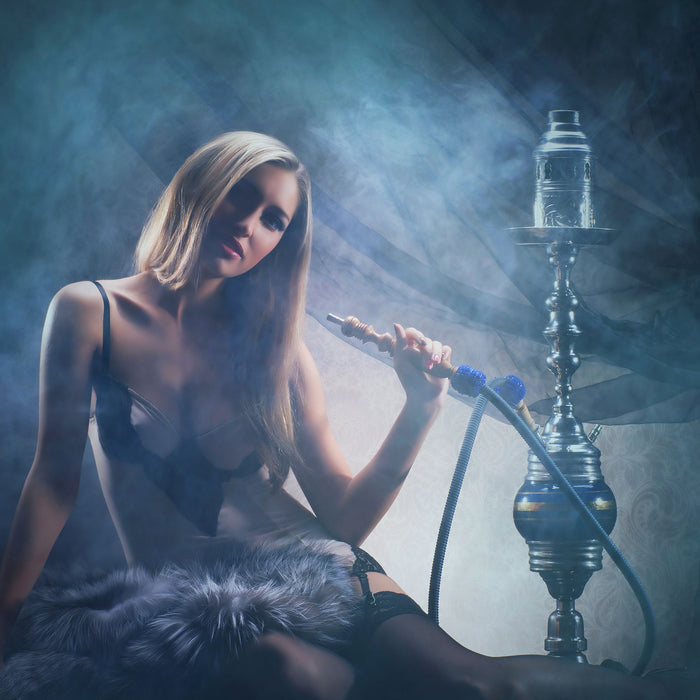 Frau mit Shisha im Nebel, Glasbild Quadratisch