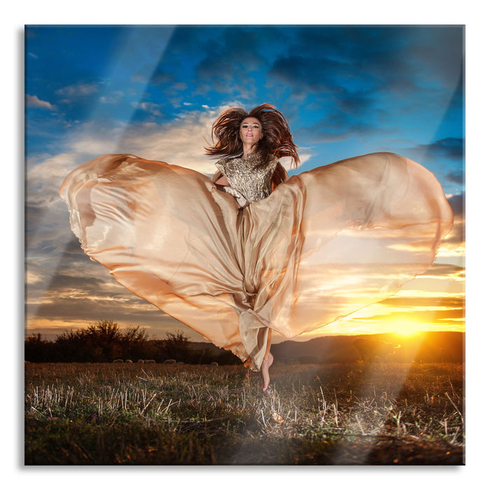 Frau mit Kleid bei Sonnenuntergang, Glasbild Quadratisch