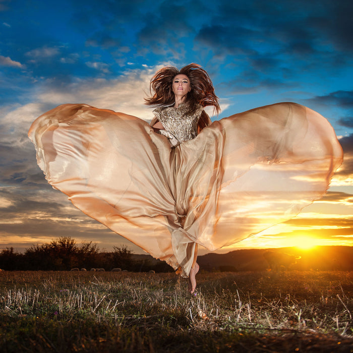 Frau mit Kleid bei Sonnenuntergang, Glasbild Quadratisch