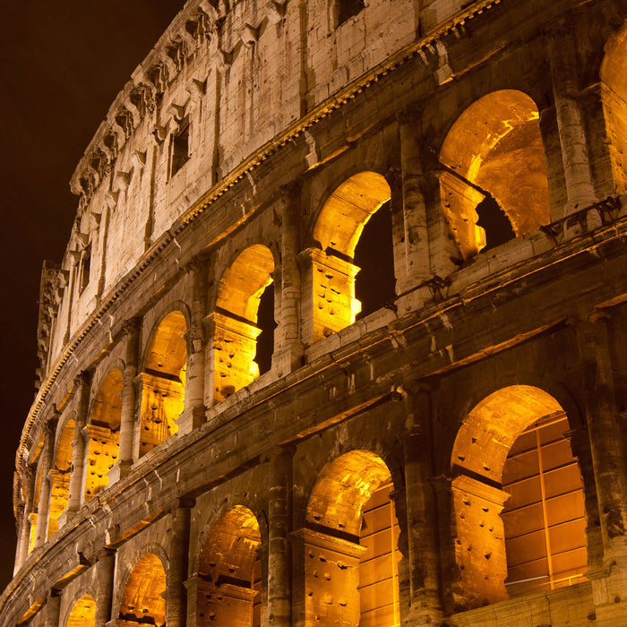 Amphitheater in Rom bei Nacht, Glasbild Quadratisch
