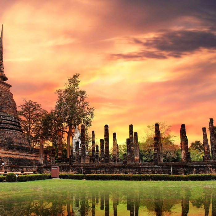 Buddha Tempel im Sonnenuntergang, Glasbild Quadratisch