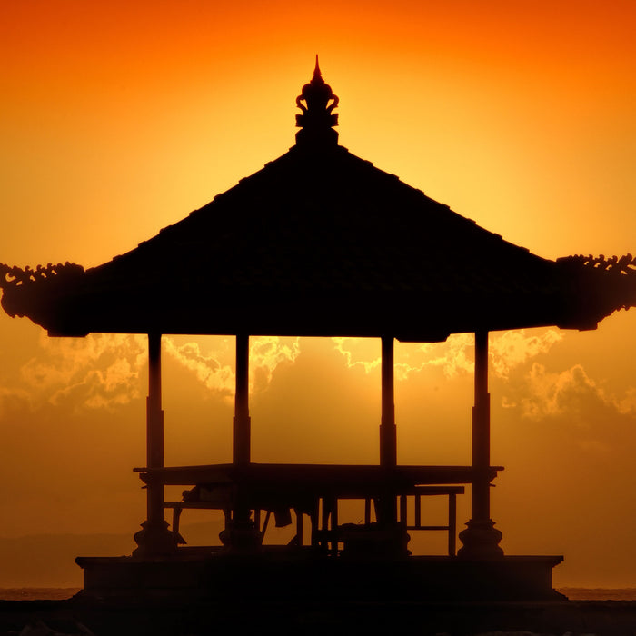 Pagode in Bali im Sonnenuntergang, Glasbild Quadratisch