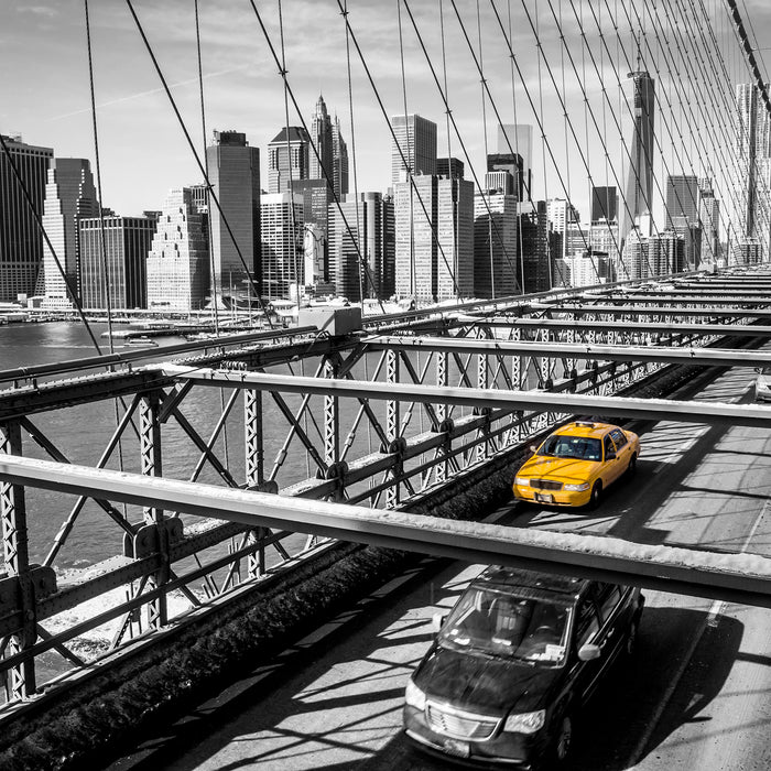 Gelbes Taxi in New York auf Brücke, Glasbild Quadratisch