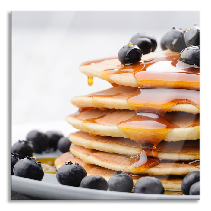 Pancakes mit Sirup und Blaubeeren, Glasbild Quadratisch