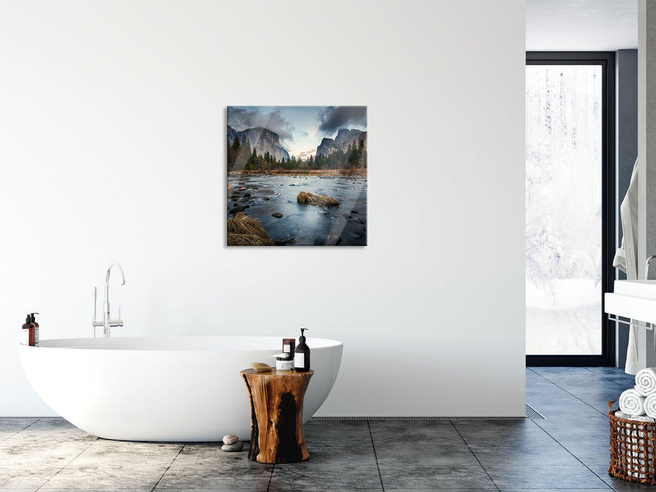 Seichter Fluss im Herbst, Glasbild Quadratisch