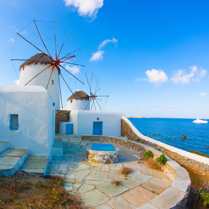 Windmühlen im Mittelmeer, Glasbild Quadratisch