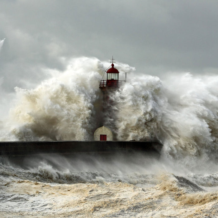 Leuchtturm im Sturm, Glasbild Quadratisch