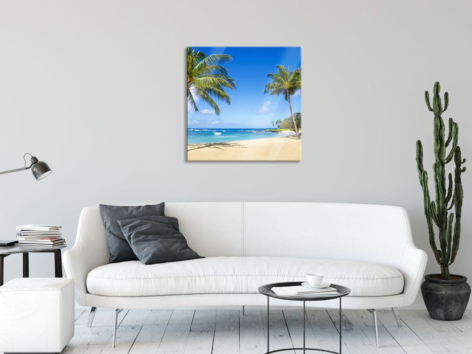 Wunderschöner Strand mit Palmen, Glasbild Quadratisch
