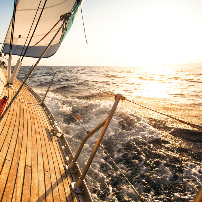 Segelboot im Meer, Glasbild Quadratisch