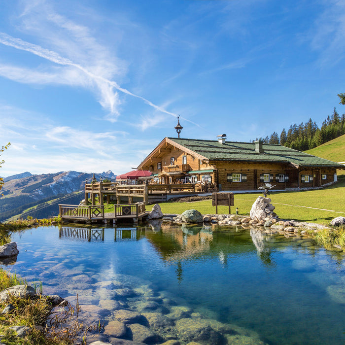 Schönes Haus in den Alpen, Glasbild Quadratisch