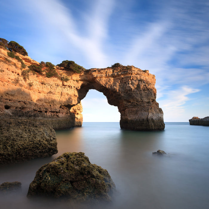 Riesiger Berg im Meer, Glasbild Quadratisch