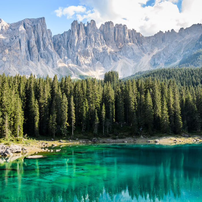 Wunderschöner klarer Bergsee, Glasbild Quadratisch