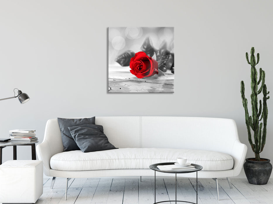 Rose auf Holztisch, Glasbild Quadratisch