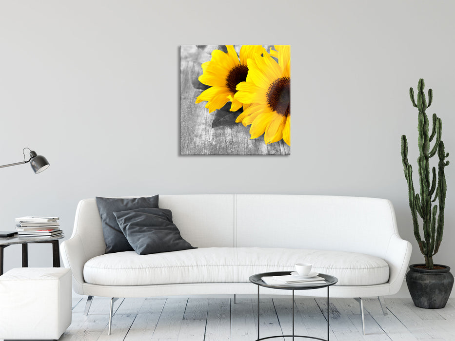 schöne Sonnenblumen auf Holztisch, Glasbild Quadratisch