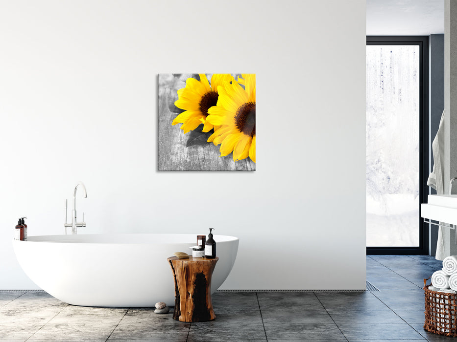 schöne Sonnenblumen auf Holztisch, Glasbild Quadratisch