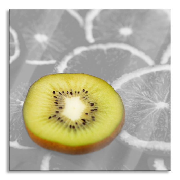 einsame Kiwi auf Orangenscheiben, Glasbild Quadratisch