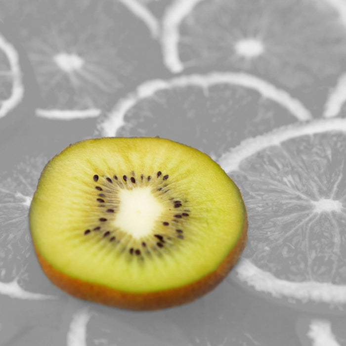 einsame Kiwi auf Orangenscheiben, Glasbild Quadratisch