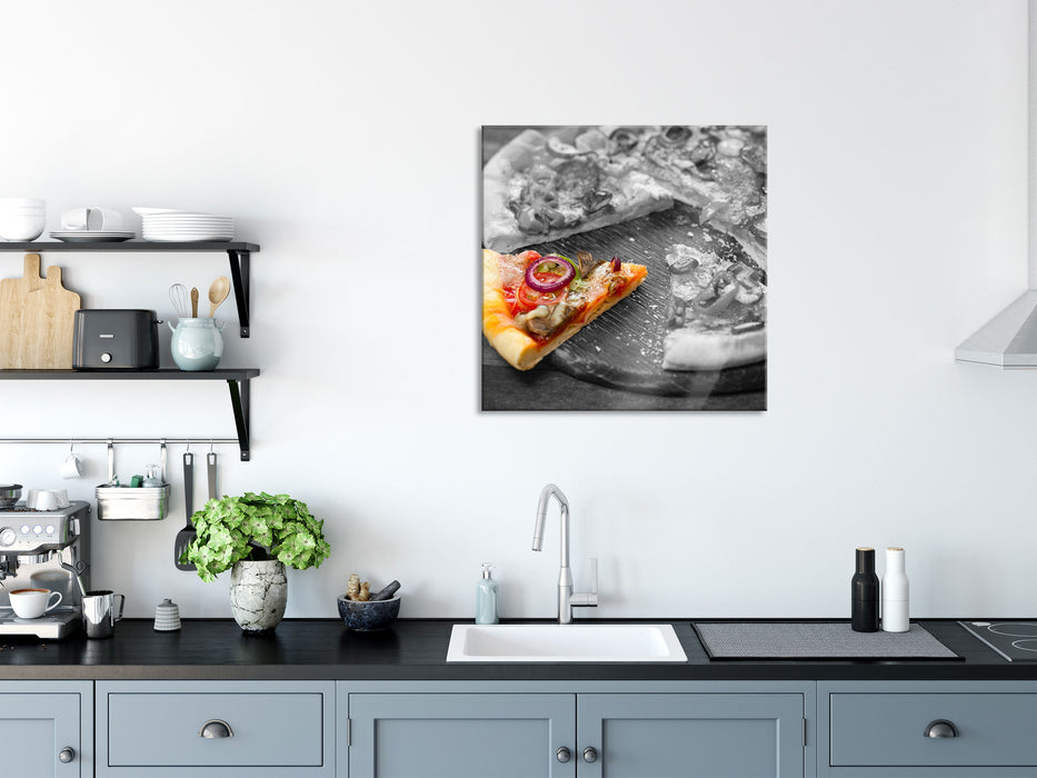 Pizza auf Holzbrett, Glasbild Quadratisch