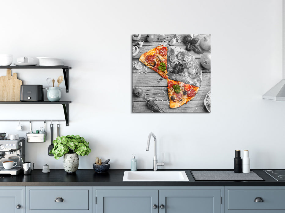 Pizza auf Holztisch, Glasbild Quadratisch