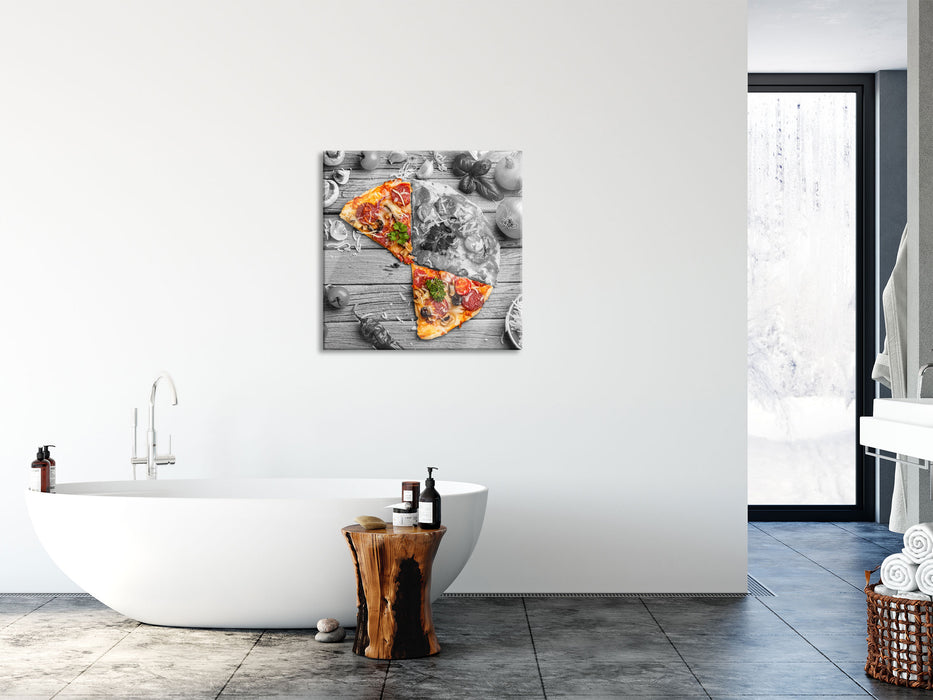 Pizza auf Holztisch, Glasbild Quadratisch