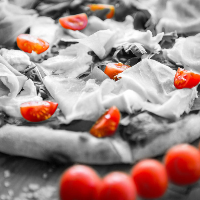 Pizza mit Schinken und Tomaten, Glasbild Quadratisch