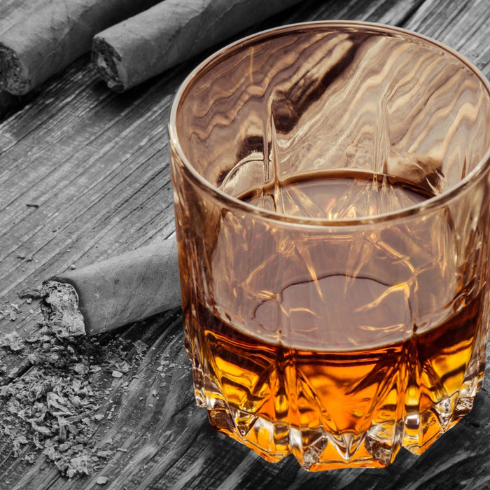Zigarren hinter Whiskeyglas, Glasbild Quadratisch