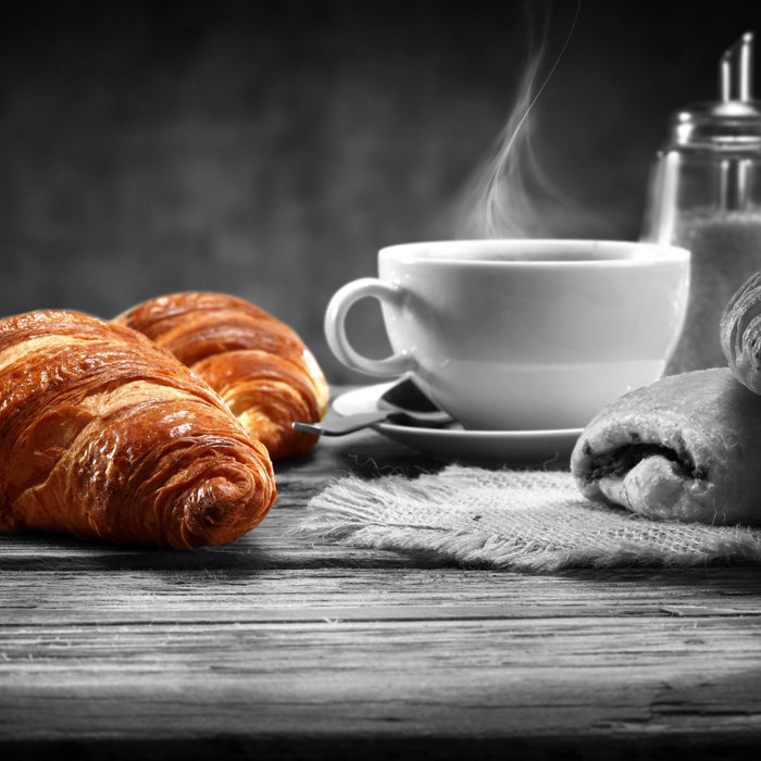 Croissants mit frischem Kaffee, Glasbild Quadratisch