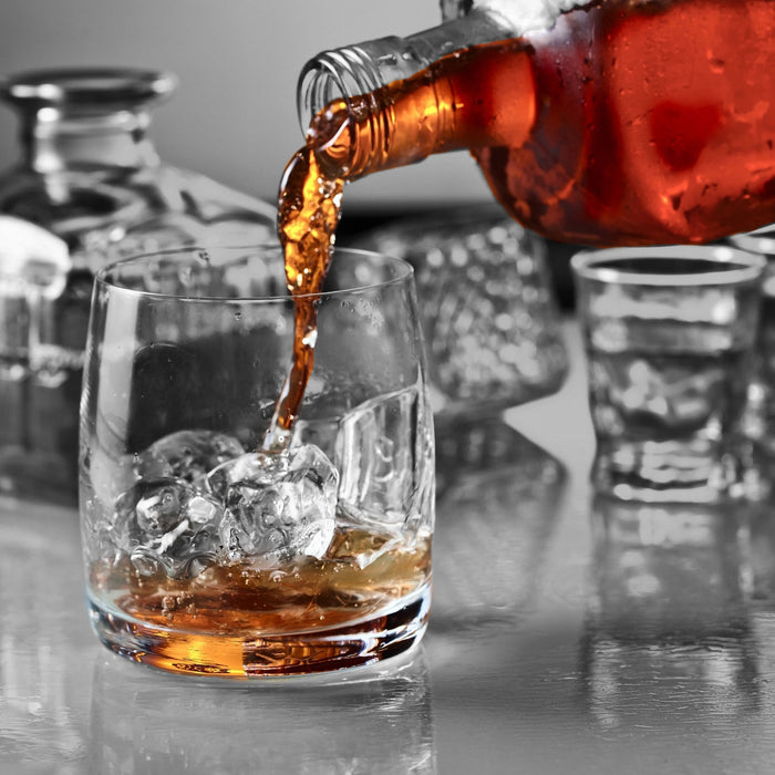 Whiskey im Whiskeyglas, Glasbild Quadratisch