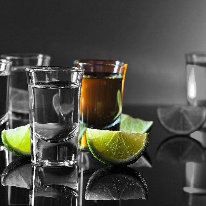 Tequila Shots mit Limetten, Glasbild Quadratisch