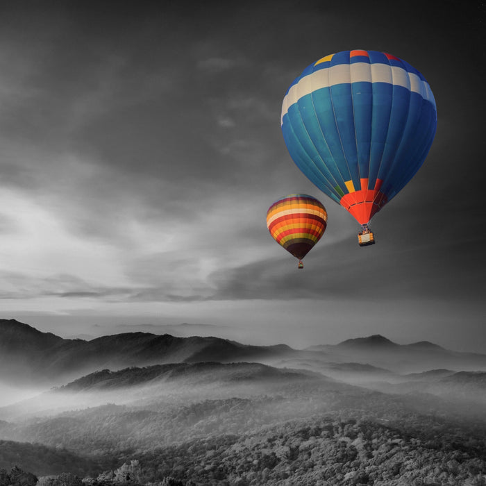 Heißluftballons über den Alpen, Glasbild Quadratisch