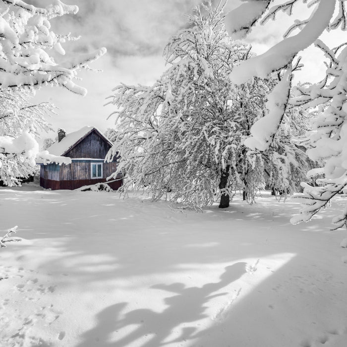 Hütte in schöner Winterlandschaft, Glasbild Quadratisch