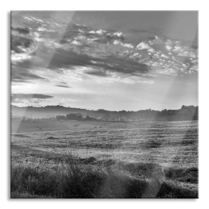 Feld mit Heuballen, Glasbild Quadratisch