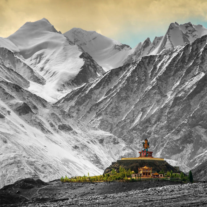 Tempel in den Bergen von Tibet, Glasbild Quadratisch