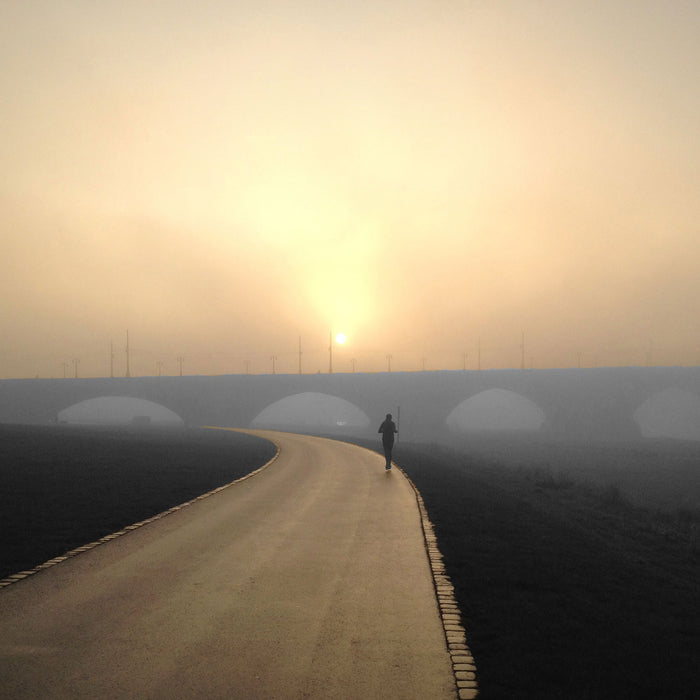 Joggerin vor Brücke, Glasbild Quadratisch