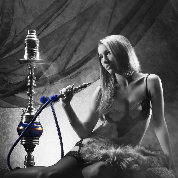 Frau mit Shisha, Glasbild Quadratisch