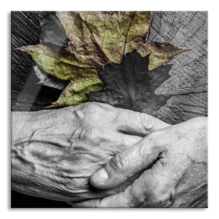 Hände zusammen vor Blättern, Glasbild Quadratisch