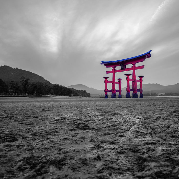 schönes Torii in Hiroshima, Glasbild Quadratisch