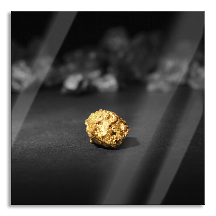 Goldnugget im Vordergrund, Glasbild Quadratisch