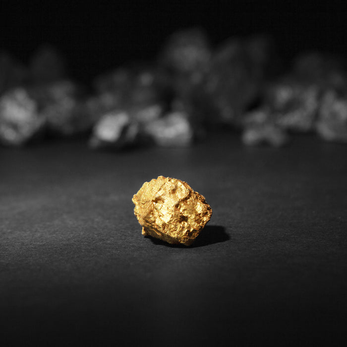 Goldnugget im Vordergrund, Glasbild Quadratisch