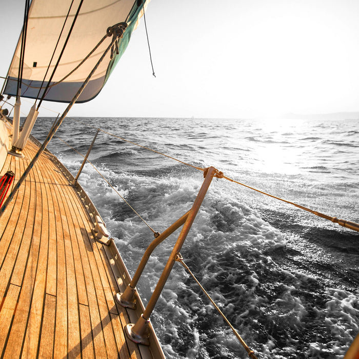 schief liegendes Segelboot, Glasbild Quadratisch