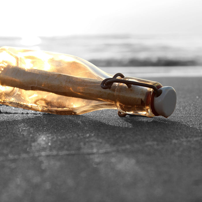 einsame Flaschenpost am Strand, Glasbild Quadratisch