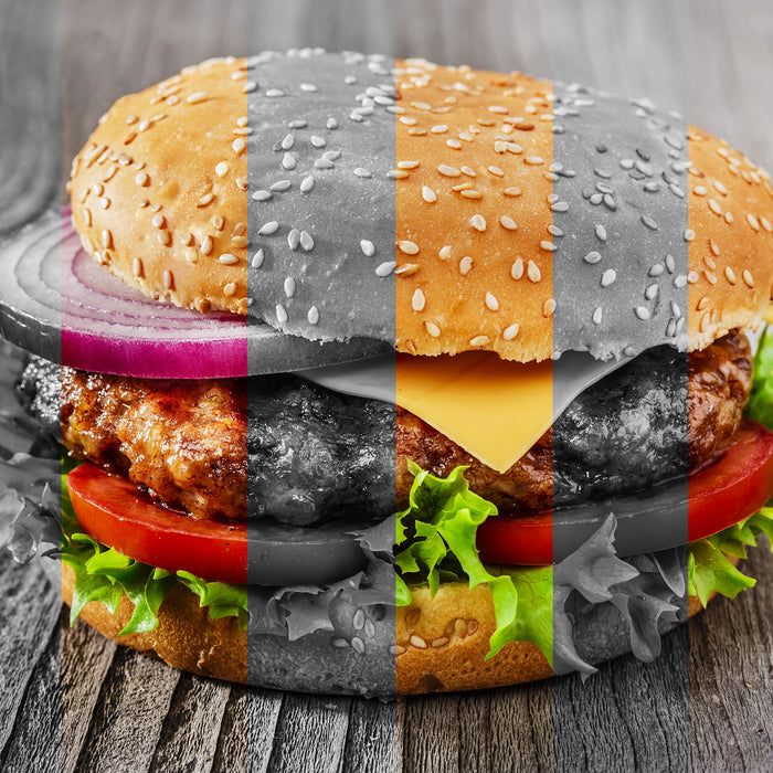 Saftiger Cheeseburger, Glasbild Quadratisch
