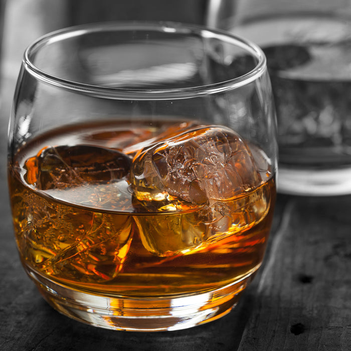 Gekühlter Whiskey im Glas, Glasbild Quadratisch