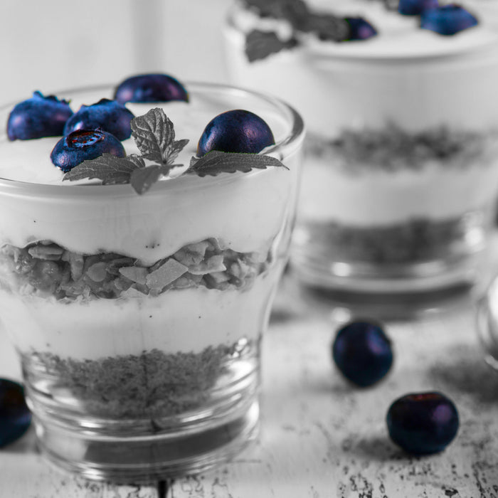 Blaubeerjoghurt mit Müsli, Glasbild Quadratisch